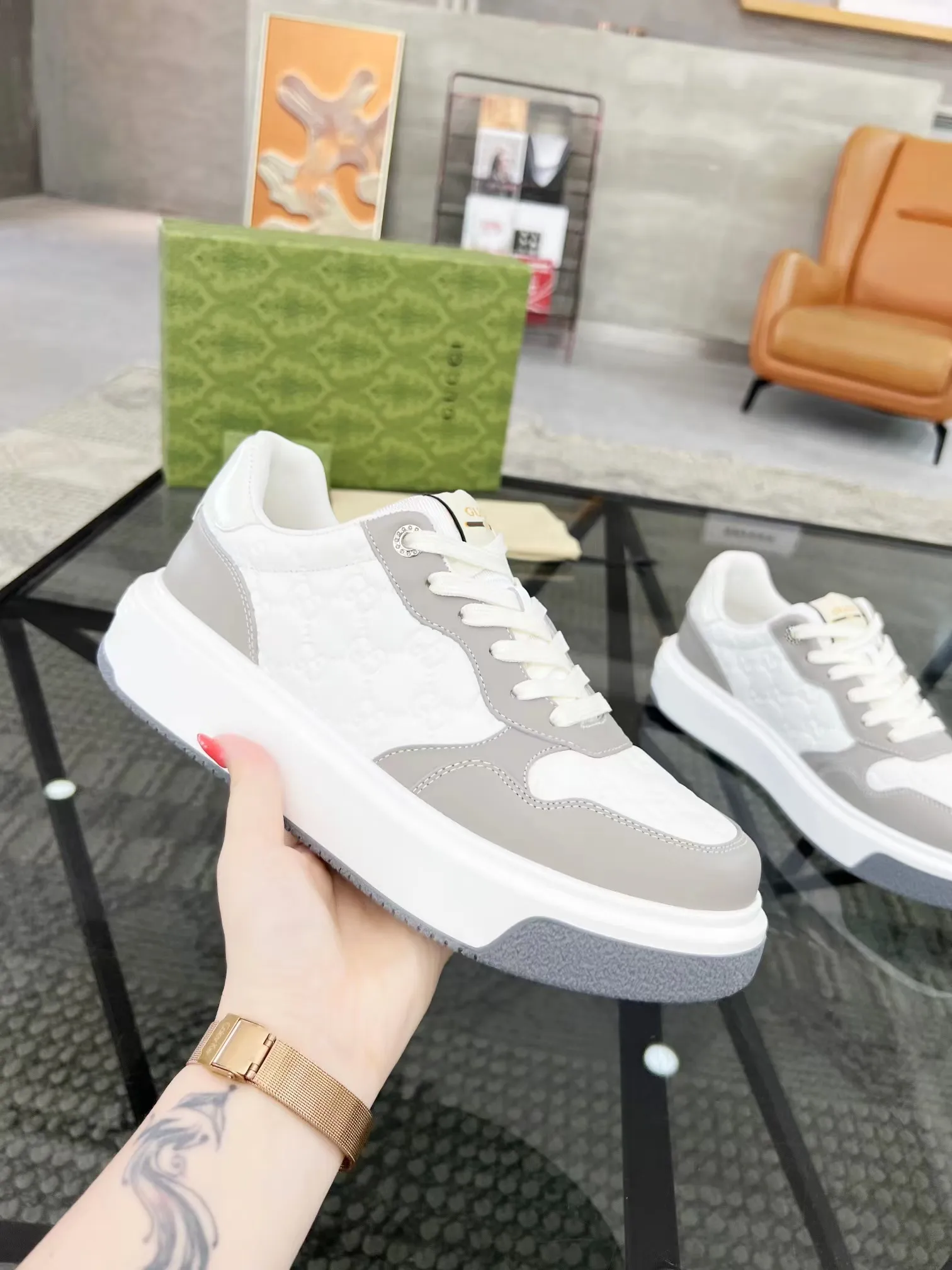 P440 new men's shoes GUCCI [Lightning] latest shoes are shipped. Original quality, fashionable, made of special materials, sheepskin lining, brand new packaging. The foot feels super comfortable and the workmanship is impeccable. Size: Male 38-45.